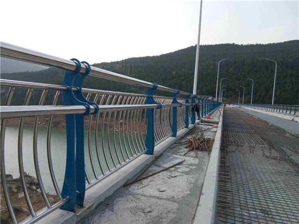 钦州不锈钢桥梁护栏的特点及其在桥梁安全中的重要作用