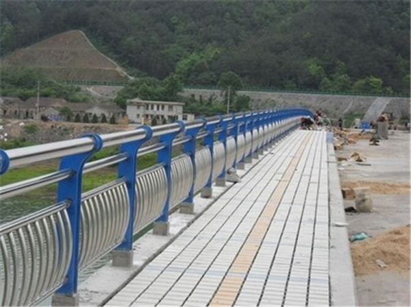 钦州不锈钢桥梁护栏的特性及其在现代建筑中的应用